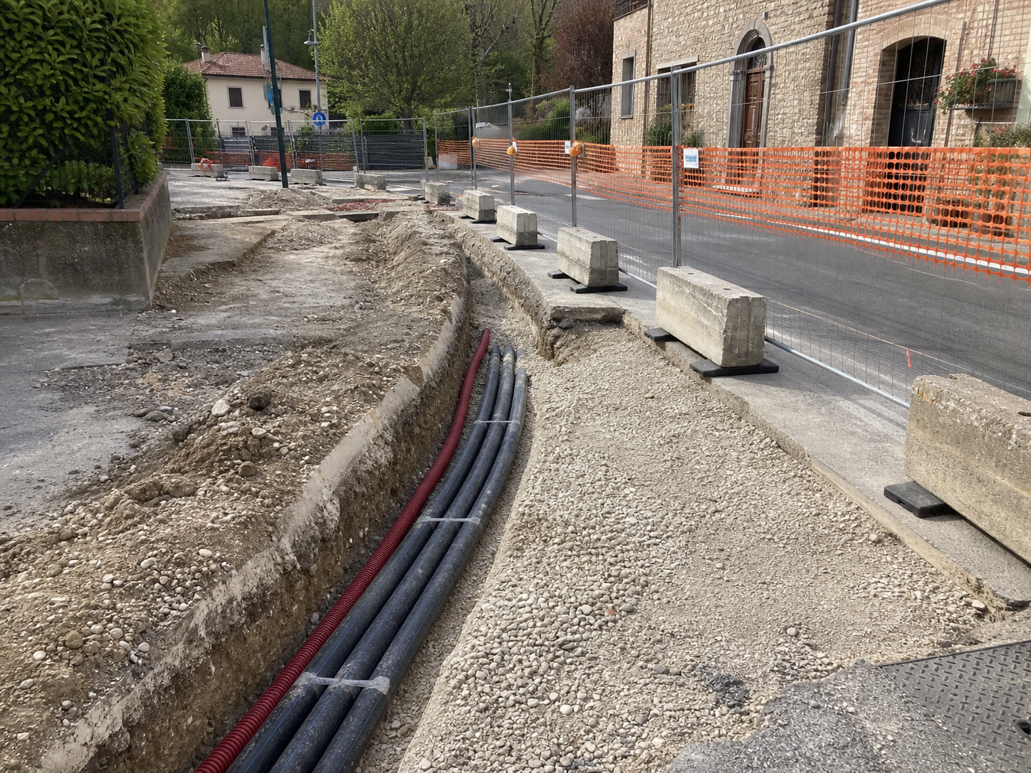Cantiere edile con murature, cemento e ponteggi